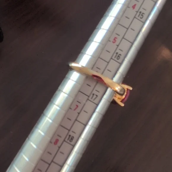 Elegant Gold and Red Gemstone Ring - Picture 2 of 8